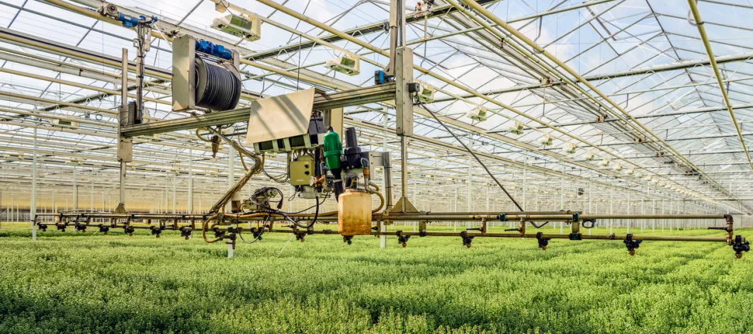 Semi-automatic spraying robot in a greenhouse