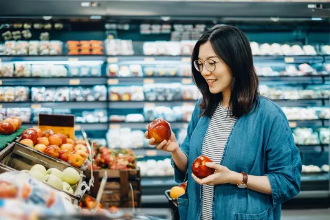 Woman-shopping-in-fresh-produce-isle-in-market