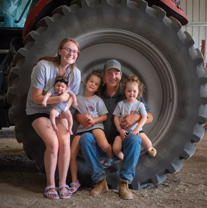 Moreland-granjas-familia-con-tractor